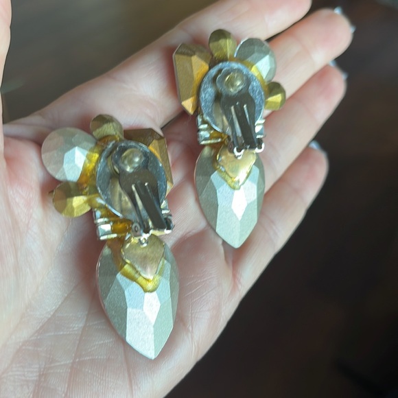 EXQUISITE CLIP~ON EARRINGS - Picture 3 of 6